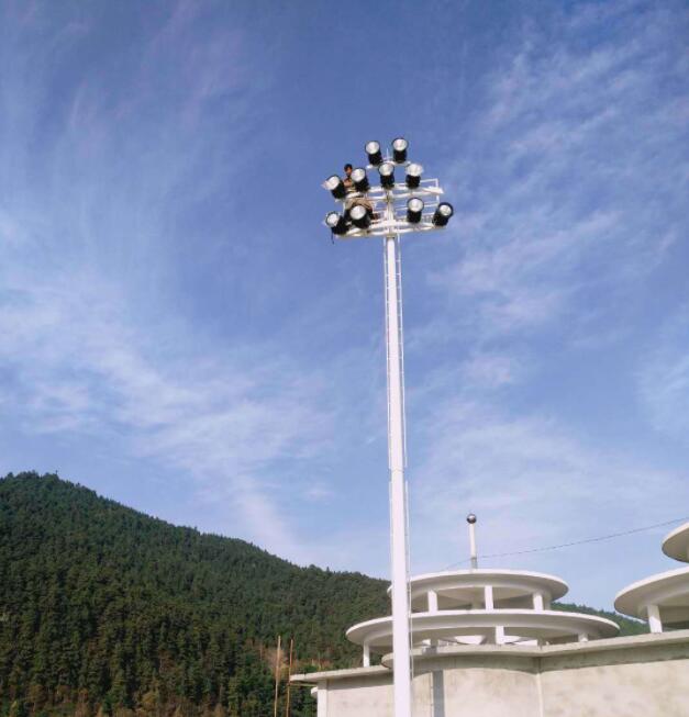 ¿Cuáles son las alturas de las luces de polvo alto y cuántos vatios de luces LED se usan para igualarlas respectivamente?